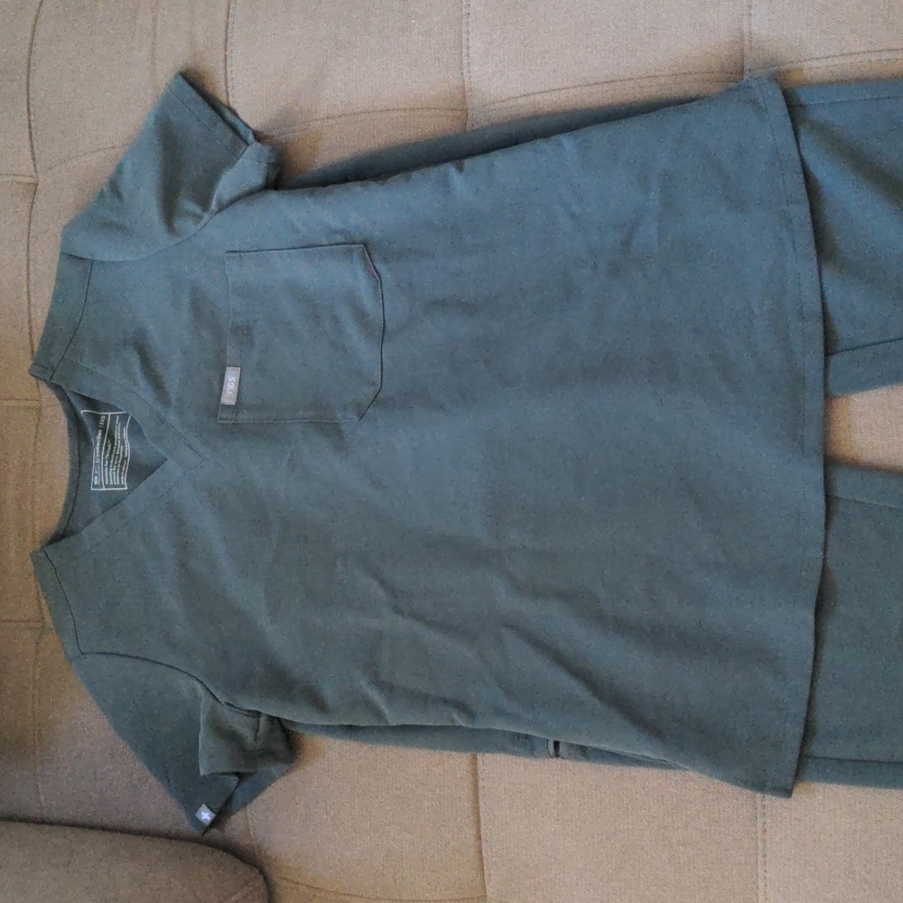 Figs Single pocket scrub top